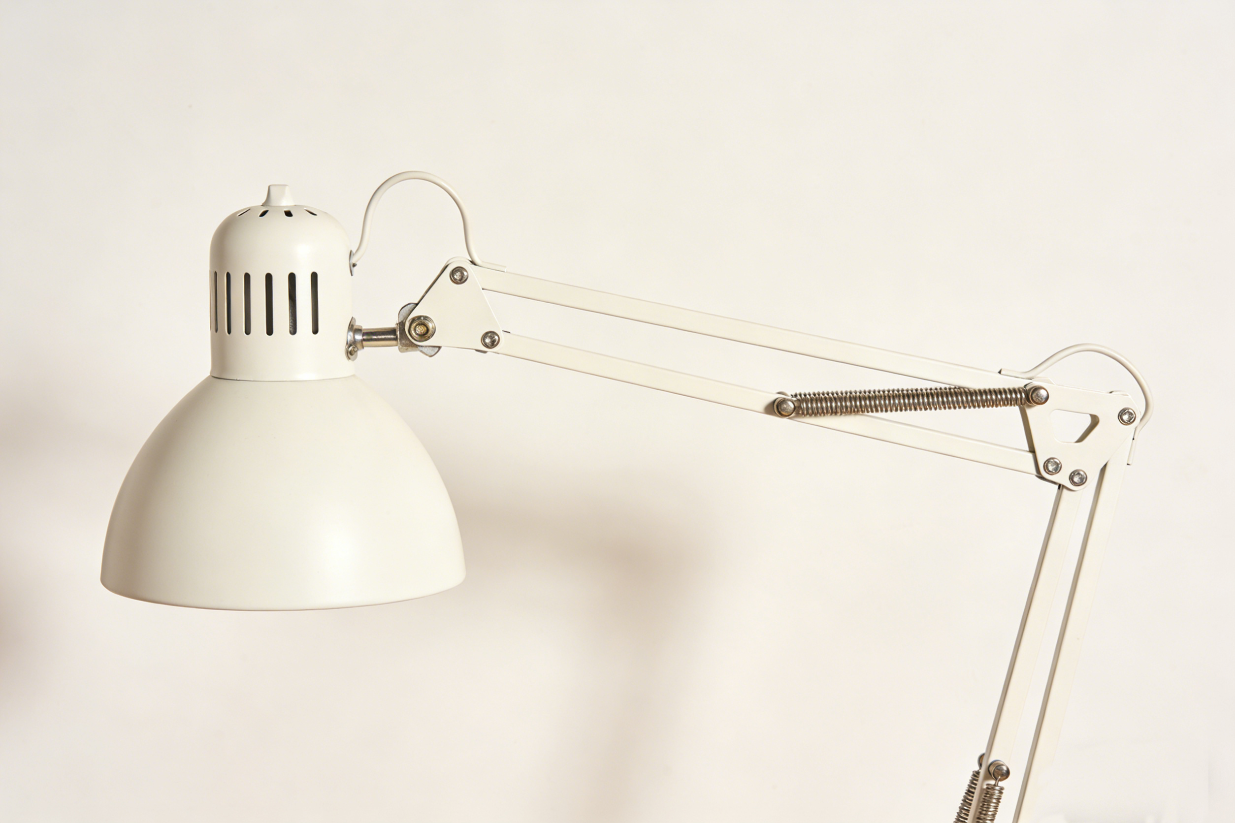 小转轴，大作用——揭秘台灯照明体验的核心支撑